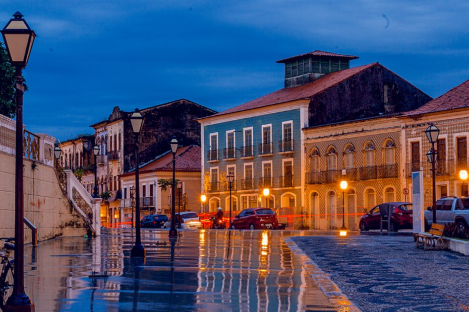 Casarões coloniais com azulejos portugueses no Centro Histórico de São Luís.