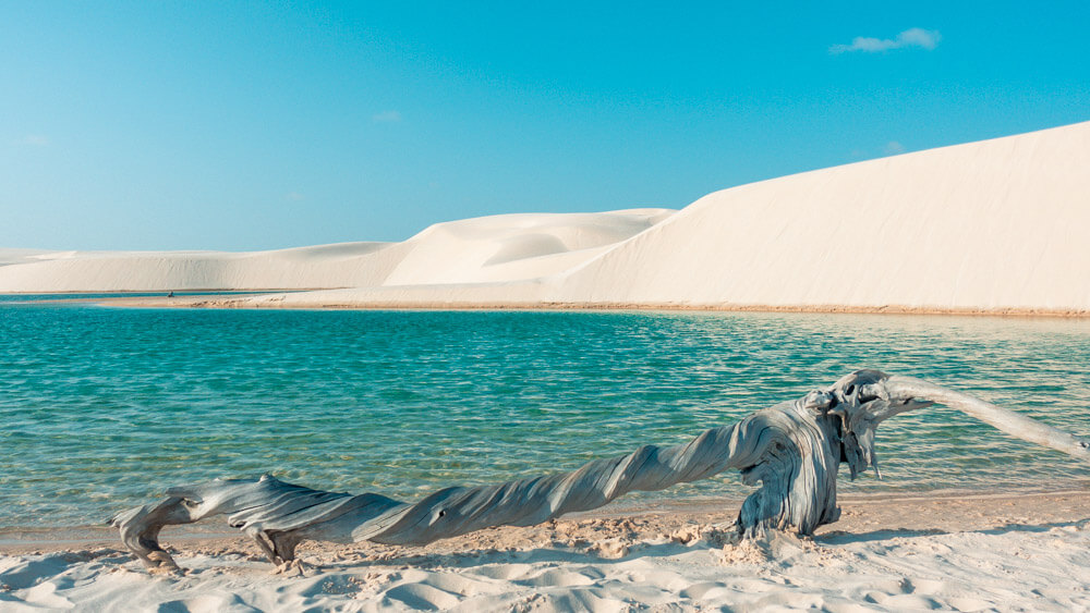 Paisagem deslumbrante dos Lençóis Maranhenses com dunas e lagoas.