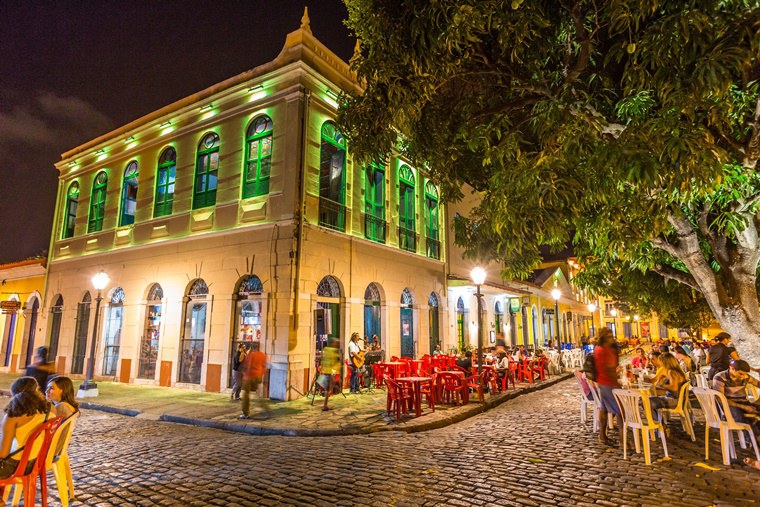 Pessoas dançando reggae em uma festa animada em São Luís.